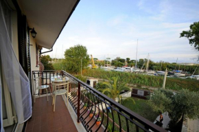 A La vue chambre BAGNO CONDIVISO SHARED BOTH2piano no lift no navetta a pagamento aria condizionata ed extra bed 3 MINUTI A PIEDI DA BUS PER FIERA DI ROMA Fiumicino